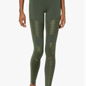 ALO‎ Yoga Women’s High-Waist Moto Leggings
Size XS Dark Hunter Green full length